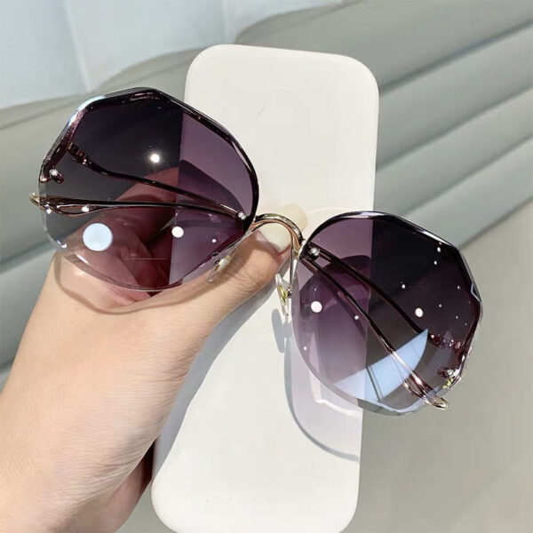 2022 Fashion Tea Gradient Sunglasses Women Ocean Water Cut Trimmed Lens Metal Curved Temples Sun Glasses Female UV400 2