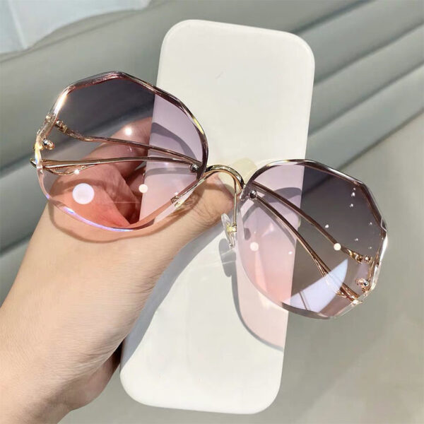 2022 Fashion Tea Gradient Sunglasses Women Ocean Water Cut Trimmed Lens Metal Curved Temples Sun Glasses Female UV400 5