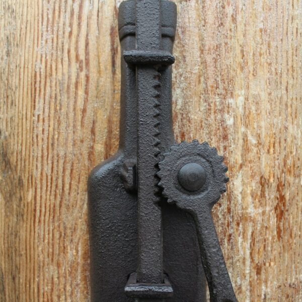 Cast Iron Wall Mounted Wine Bottle Opener Antique Black Metal Wall Decoration European Home Bar Wall Handle Wine Bottle Opener 4